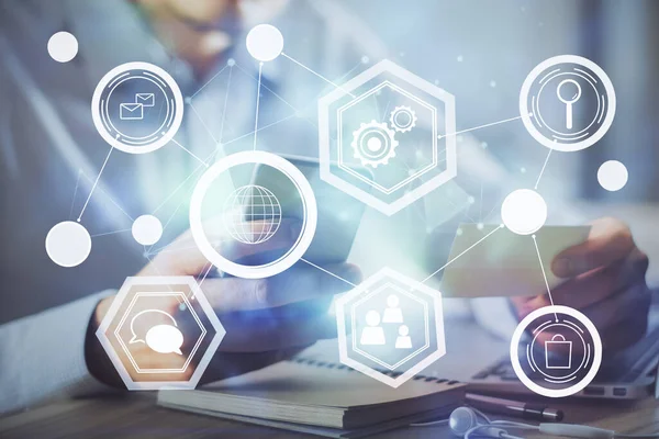 Bir erkeğin elini tutarken ve telefon ve sosyal ağ teması kullanırken çift pozlama.