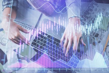 Kadın ve erkeğin birlikte çalışırken çifte pozlama ve hologram çizimi ön plana çıkarma. Finansal analiz konsepti. Bilgisayar arkaplanı. Üst Görünüm.