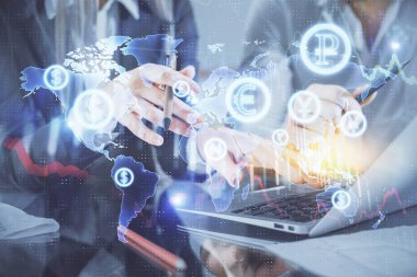 Birlikte çalışan kadın ve erkeğin birden fazla pozu ve finansal grafik hologramı. İş konsepti. Bilgisayar arkaplanı.