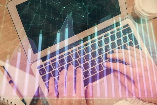 Erkeklerin ellerinin bilgisayar klavyesini ve ön grafik hologram çizimlerini yazarken çifte pozlama. Üst Manzara. Finans piyasası kavramı.
