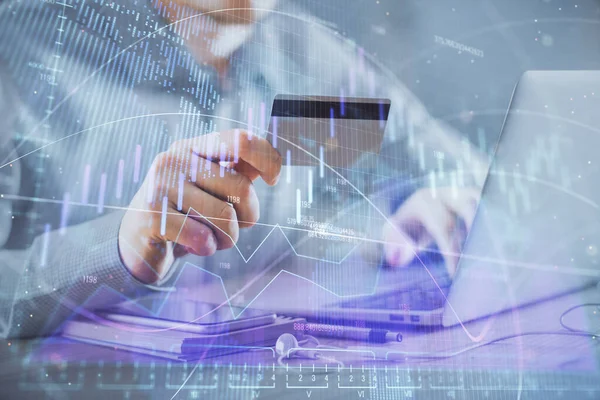 Ellerinde kredi kartı ve forex çizimi olan bir adamın çift pozu. İnternet E-ticaret kavramında hisse senedi ve dijital fintech.