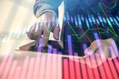 Erkeklerin el ele tutuşup dijital bir cihaz ve ön grafik çizimi kullanırken çift pozlama. Finansal piyasa kavramı.