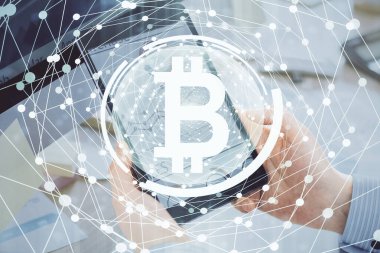 Erkeklerin el ele tutuşmalarının ve telefon ve kripto para birimi engelleme teması çiziminin iki kez görüntülenmesi.