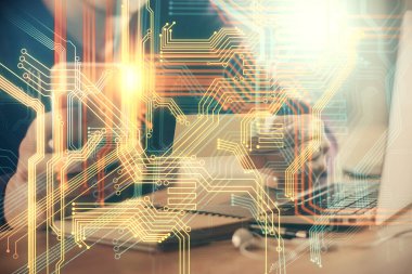 Erkeklerin el ele tutuşup dijital bir cihaz ve harita çizimine maruz kalmışlar. Uluslararası iş kavramı.