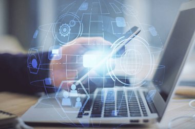 Bir erkeğin elini tutarken ve telefon ve sosyal ağ teması kullanırken çift pozlama.