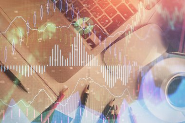 Bilgisayarla arka plan üzerine iki kat mali şema çizimi. Araştırma ve analiz kavramı. Üst görünüm.