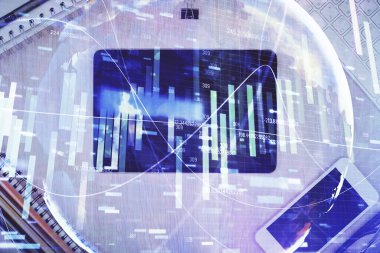 Masaüstü üzerinde telefon ile iş temalı hologramın çifte pozlandırılması. Üst Manzara. Mobil uluslararası ticaret bağlantısı kavramı.