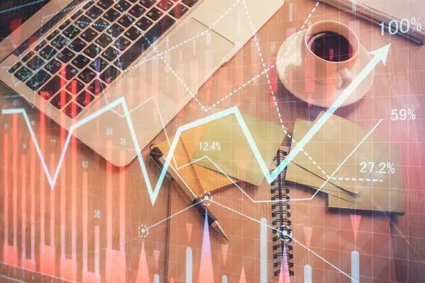 Aktiemarknaden diagram och ovanifrån dator på bordet bakgrund. Dubbel exponering. Begreppet finansiell utbildning. — Stockfoto