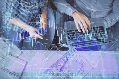 Kadın ve erkeğin birlikte çalıştığı çoklu pozlama ve grafik hologramı çizimi. Finansal analiz konsepti. Bilgisayar arkaplanı. Üst Görünüm.