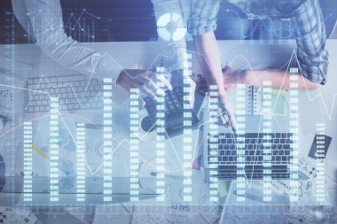 Kadın ve erkeğin birlikte çalışması ve finansal grafik hologramı çizimi. Pazar analizi konsepti. Bilgisayar arkaplanı. Üst Görünüm.