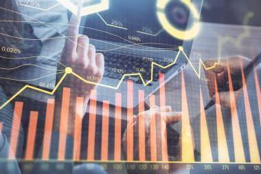 Kadın ve erkeğin birlikte çalıştığı çifte pozlama ve ön plan hologramı. İş konsepti. Bilgisayar arkaplanı.