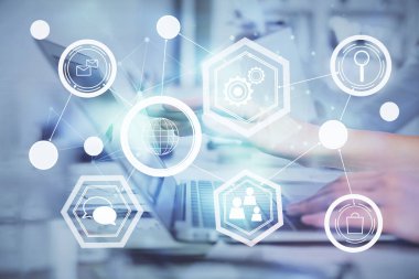 Kadın elinin bilgisayar ve sosyal ağ temalı hologram çizimlerinde çifte pozlama. Halk medyası kavramı.