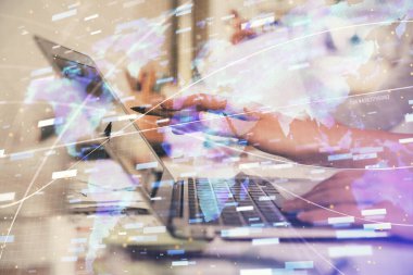 Bilgisayar ve veri temalı hologram çizimleri üzerinde çalışan kadın ellerine çok fazla maruz kalma. Teknoloji kavramı.
