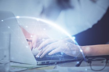 Kadın elinin bilgisayar ve sosyal ağ temalı hologram çizimlerinde çifte pozlama. Halk medyası kavramı.