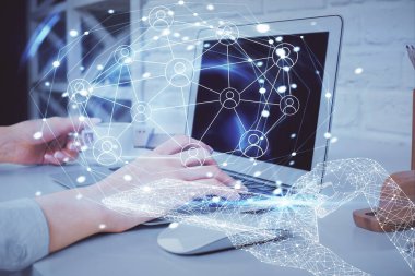 Kadın elinin bilgisayar ve sosyal ağ temalı hologram çizimlerinde çifte pozlama. Halk medyası kavramı.