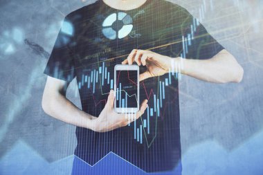 Erkeklerin el ele tutuşup dijital bir cihaz ve ön grafik çizimi kullanırken çift pozlama. Finansal piyasa kavramı.