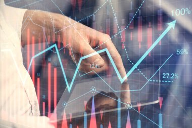 Erkeklerin el ele tutuşup dijital bir cihaz ve ön grafik çizimi kullanırken çift pozlama. Finansal piyasa kavramı.