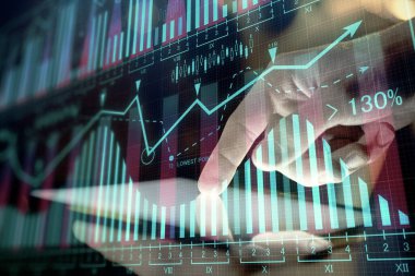 Erkeklerin el ele tutuşup dijital bir cihaz ve ön grafik çizimi kullanırken çift pozlama. Finansal piyasa kavramı.