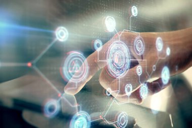 Erkeklerin el ele tutuşmaları ve dijital bir cihaz ve veri temalı çizimler kullanmaları. Yenilik kavramı.