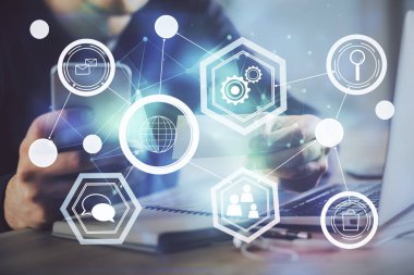 Bir erkeğin elini tutarken ve telefon ve sosyal ağ teması kullanırken çift pozlama.