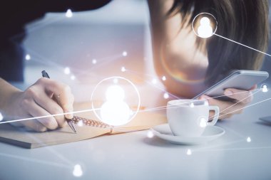 Sosyal ağda çifte pozlama hologram ve cep telefonu kullanan bir kadın..