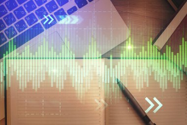 Borsa grafiği ve masa arkasındaki en üst görünüm bilgisayarı. Çoklu maruz kalma. Finansal eğitim kavramı.