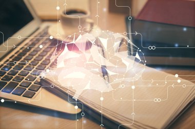 Masa arkasında kahve ve eşyalar olan iki kat beyin çizimi ve masaüstü görüntüsü. Araştırma kavramı.