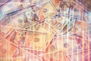 Forx grafiğinin çok sayıda görüntüsü bize dolar banknotları arka planında görünüyor. Finansal başarı piyasası kavramı.