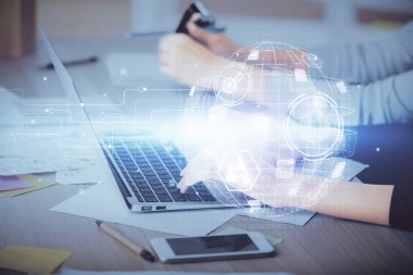 Kadın elinin bilgisayar ve sosyal ağ temalı hologram çizimlerinde çifte pozlama. Halk medyası kavramı.