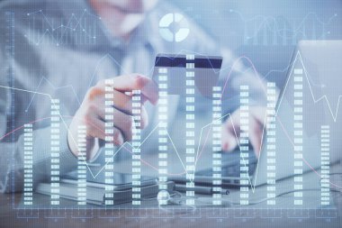 Ellerinde kredi kartı ve forex çizimi olan bir adamın çift pozu. İnternet E-ticaret kavramında hisse senedi ve dijital fintech.