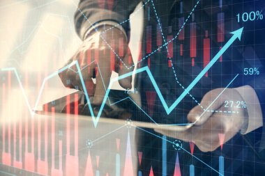 Erkeklerin el ele tutuşup dijital bir cihaz ve ön grafik çizimi kullanırken çift pozlama. Finansal piyasa kavramı.