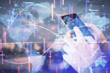 Erkeklerin el ele tutuşup telefon kullanırken ve uluslararası iş teması çizerken çift pozlama.