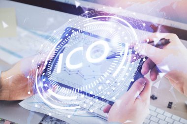 Erkeklerin el ele tutuşmalarının ve telefon ve kripto para birimi engelleme teması çiziminin iki kez görüntülenmesi.