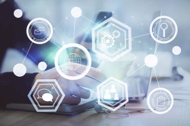 Bir erkeğin elini tutarken ve telefon ve sosyal ağ teması kullanırken çift pozlama.