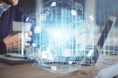 Bir erkeğin elini tutarken ve telefon ve sosyal ağ teması kullanırken çift pozlama.