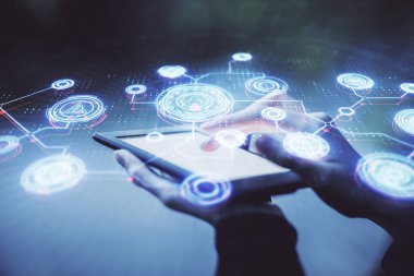 Sosyal ağda çifte pozlama hologram ve cep telefonu kullanan bir kadın..