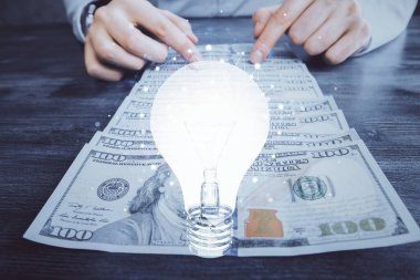 Ampulün hologram çizimi, Amerikan doları banknotları ve insan eli. İş Fikri konsepti.