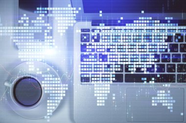 Masaüstü arkaplanındaki bilgisayarın üzerinde iş temalı hologram çizimleri. Üst Manzara. Çoklu maruz kalma. Uluslararası bağlantılar kavramı.