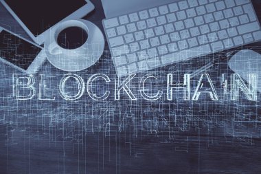 Telefonlu masanın üzerinde iki kat daha fazla engelleme temalı hologram görüntüsü var. Üst Manzara. Kripto teknolojisi kavramı.