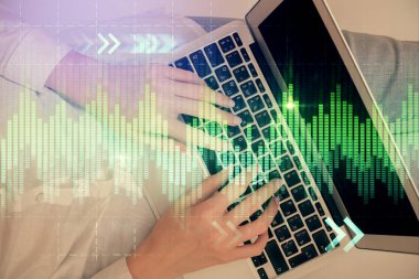 Bilgisayar ve ön x çizim hologramı üzerinde çalışan kadın elleri çift pozlama. Üst Manzara. Mali analiz kavramı.