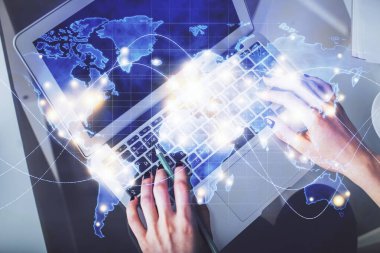 Bilgisayar ve finansal temalı hologram çizimleri üzerinde çalışan kadın elleri çift pozlama. Üst Manzara. İş konsepti.