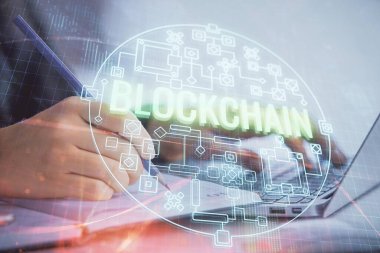 Bilgisayarda ve kripto piyasa temalı hologram çizimlerinde kadın elinin çifte pozu. Engelleme zinciri kavramı.