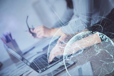 Kadın elinin bilgisayar ve sosyal ağ temalı hologram çizimlerinde çifte pozlama. Halk medyası kavramı.