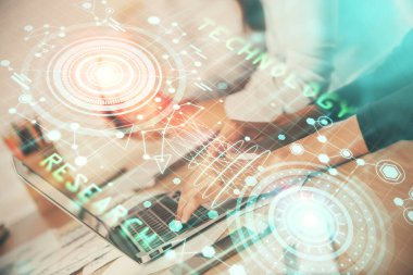 Bilgisayar ve veri temalı hologram çizimlerinde çalışan kadın elleri çift pozlama. Teknoloji kavramı.