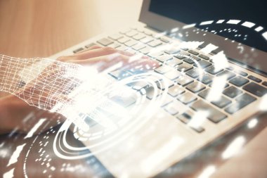 Bilgisayar ve veri temalı hologram çizimlerinde çalışan kadın elleri çift pozlama. Teknoloji kavramı.