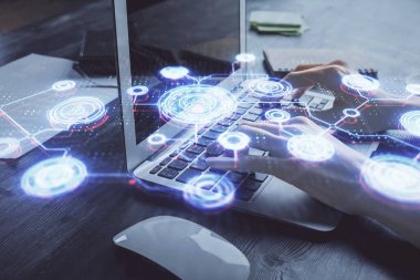 Kadın elinin bilgisayar ve sosyal ağ temalı hologram çizimlerinde çifte pozlama. Halk medyası kavramı.