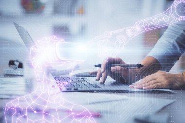 Kadın eli bilgisayarda yazarken çift pozlama ve AR gözlüklü bir adam çizim yapıyor. Eğitim kavramı.