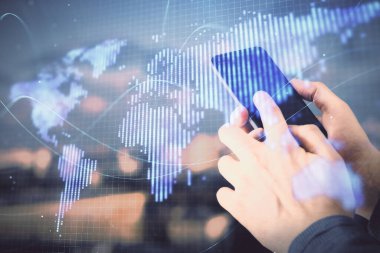 Erkeklerin el ele tutuşup telefon kullanırken ve uluslararası iş teması çizerken çift pozlama.