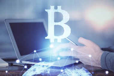 Erkeklerin el ele tutuşmalarının ve telefon ve kripto para birimi engelleme teması çiziminin iki kez görüntülenmesi.