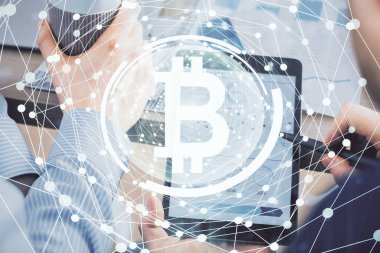 Erkeklerin el ele tutuşmalarının ve telefon ve kripto para birimi engelleme teması çiziminin iki kez görüntülenmesi.